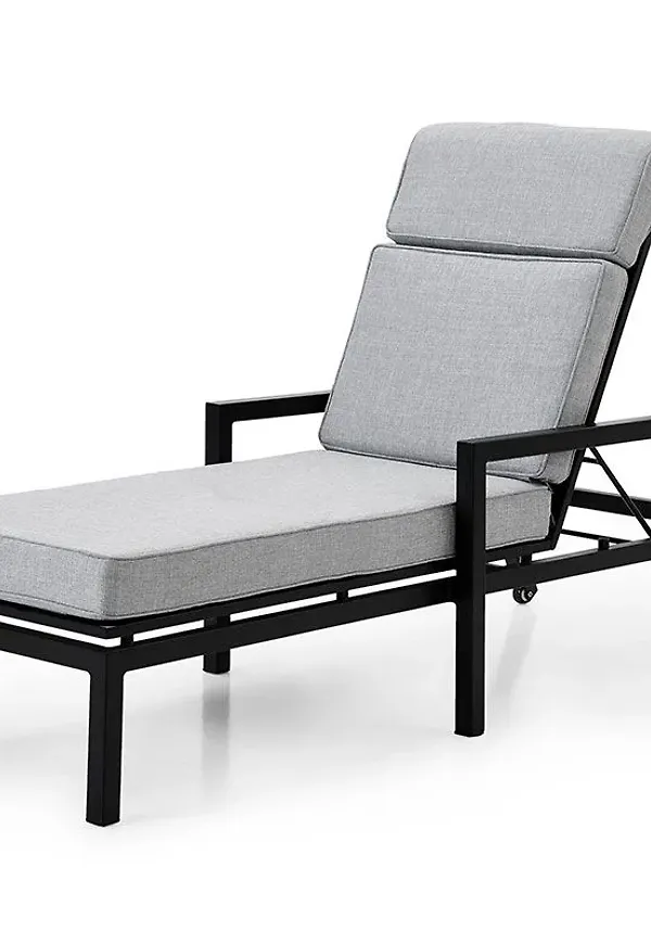 Svart Brafab-aluminiumutemöbel i skön modell.