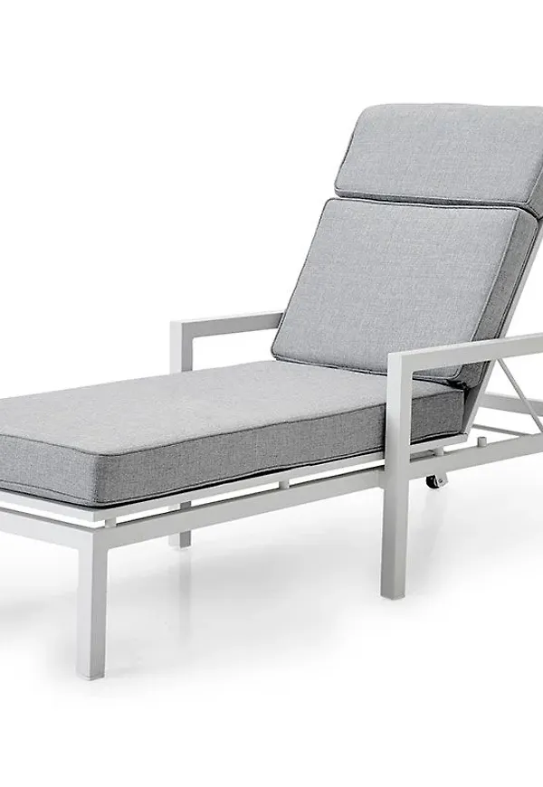 Jättefin brafab utemöbel i vit färg gjord i aluminium.