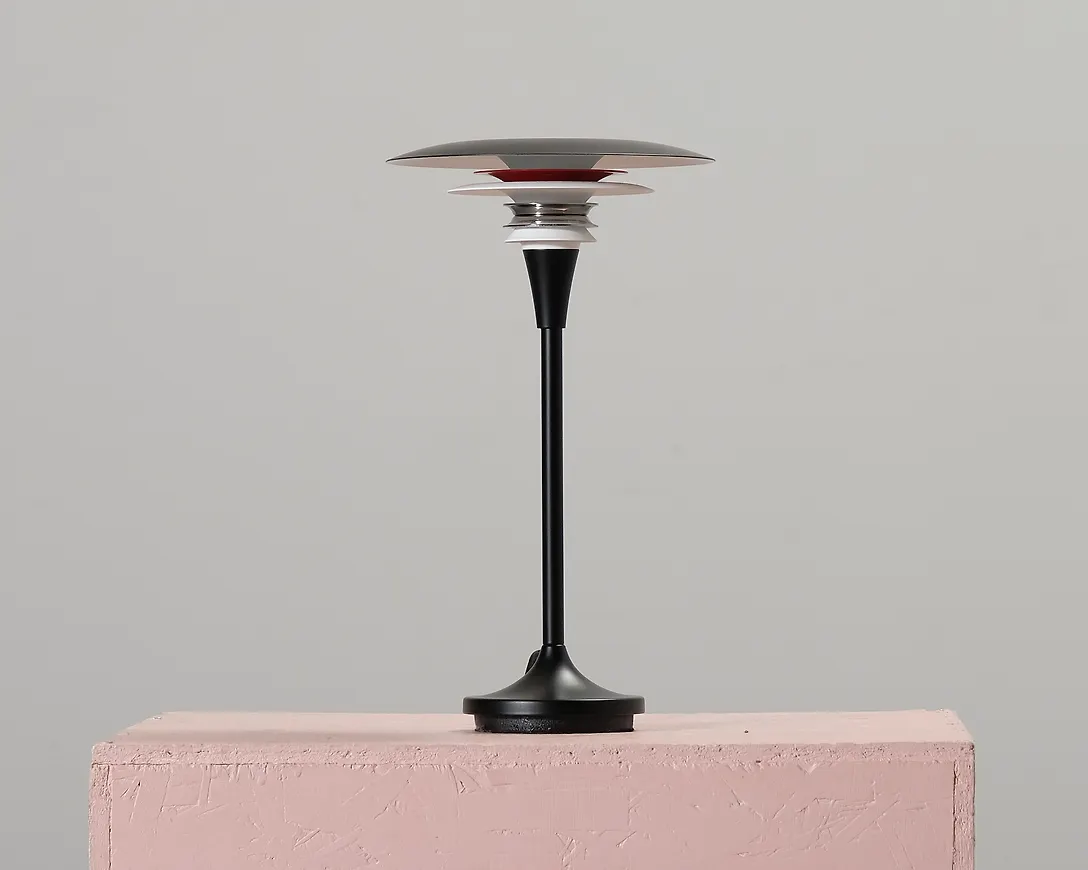 Riktigt trendig svart lampa 2025 från No brand.