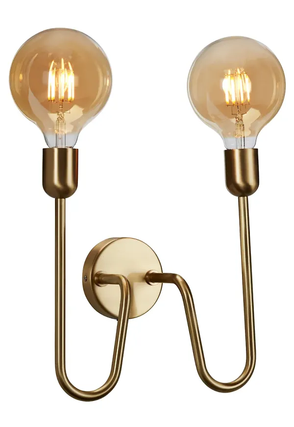 Stilren guldfärgad lampa 2025 från Belid.