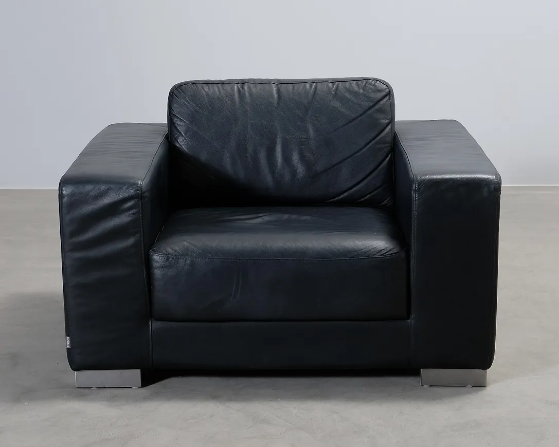 Skön svart fåtölj 2025 från Bellus.