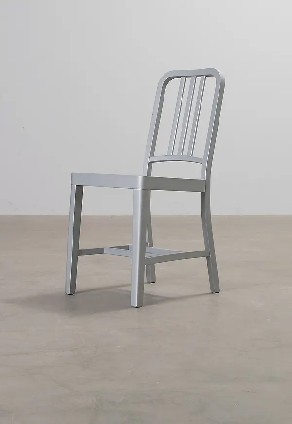 Superfin grå stol 2025 från Billiani.