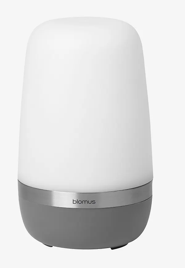 Ikonisk grå lampa 2025 från Blomus.