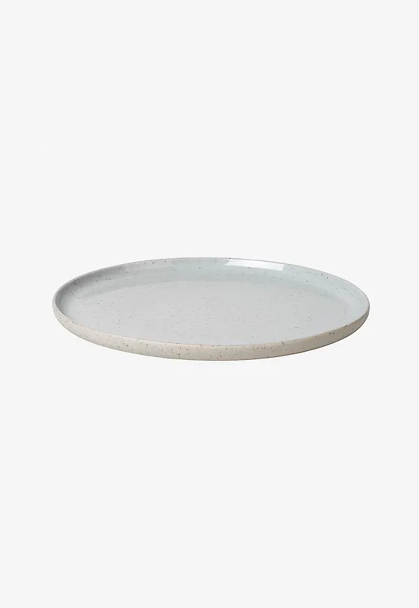 Vit Blomus-desserttallrik i komfortabel modell.