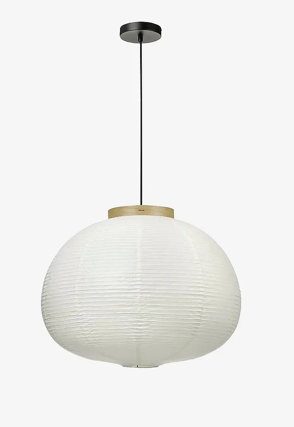 Stilriktig lampa i vit färg gjord i ek.