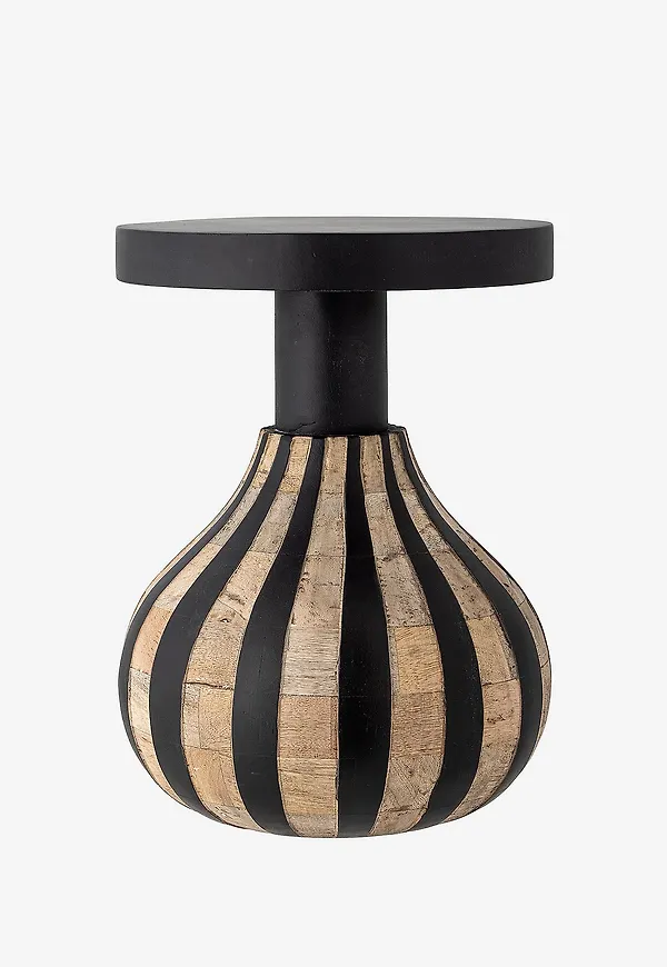 Svart småbord som passar perfekt till sommaren 2025!