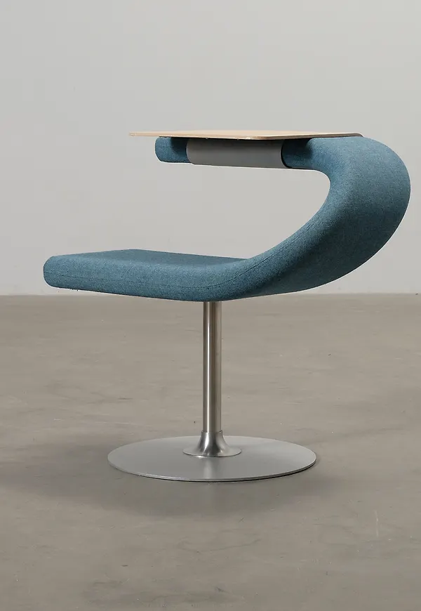 Modern blå stol 2025 från Blå Station.