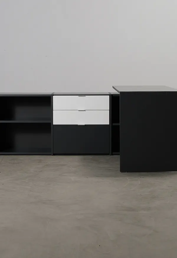 Exklusiv skrivbord i svart från BoConcept.