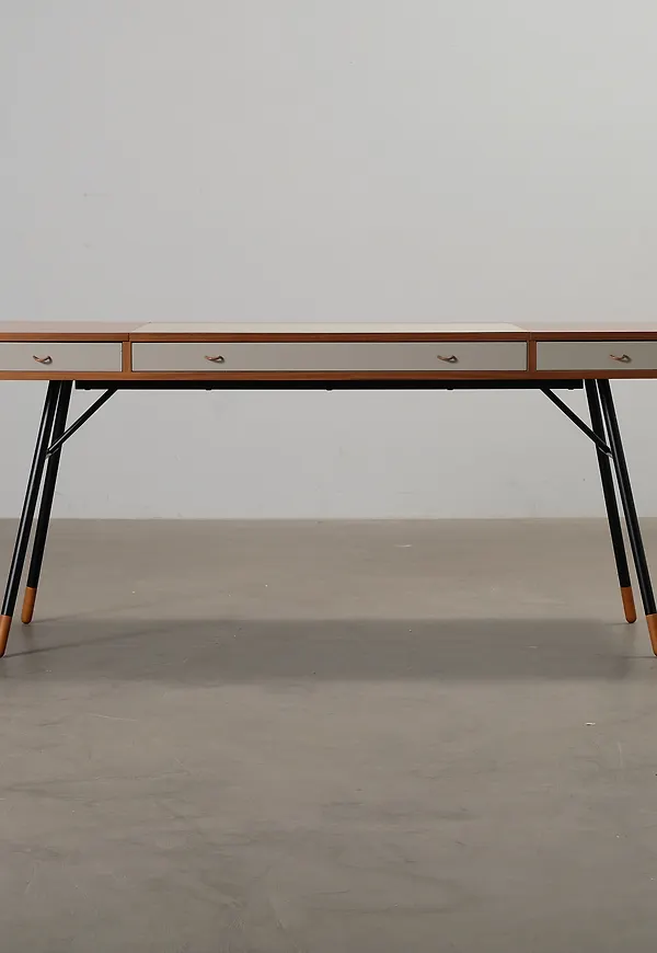 Trendig skrivbord 2025 från BoConcept.