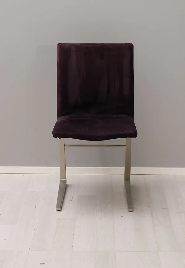 Komfortabel svart matstol 2025 från BoConcept.