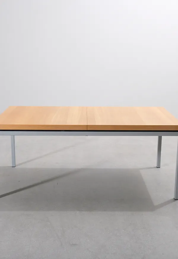 Snygg matbord i ek från BoConcept.
