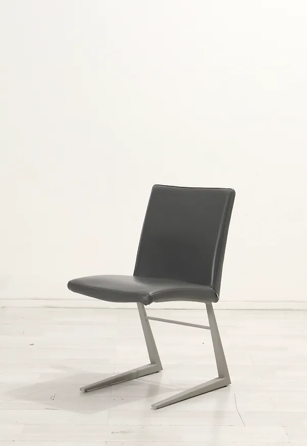 Klassisk svart matstol 2025 från BoConcept.