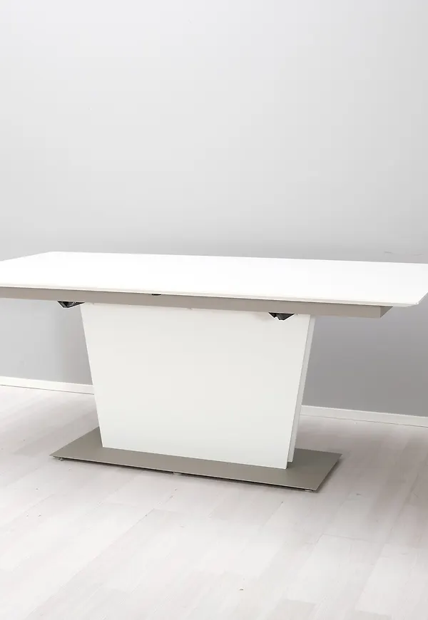 Snygg vit bord 2025 från BoConcept.