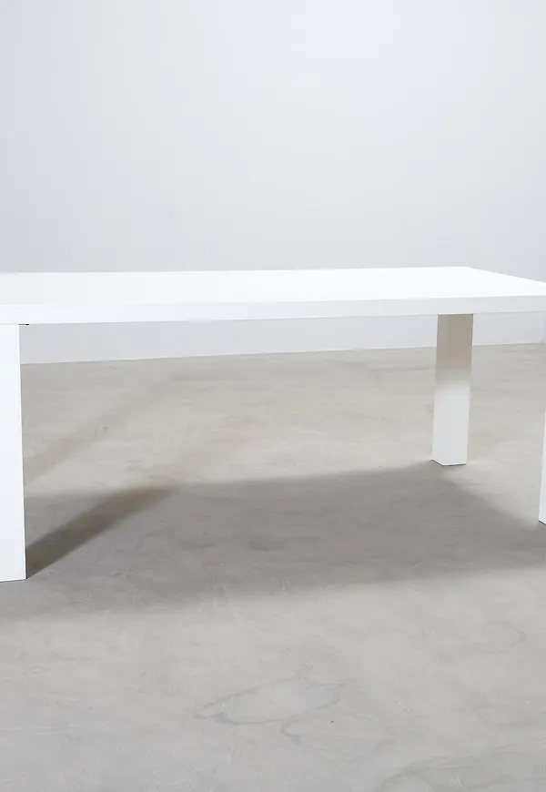 Jättesnygg vit bord 2025 från BoConcept.