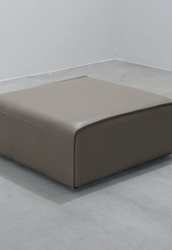 Elegant grå pall 2025 från BoConcept.