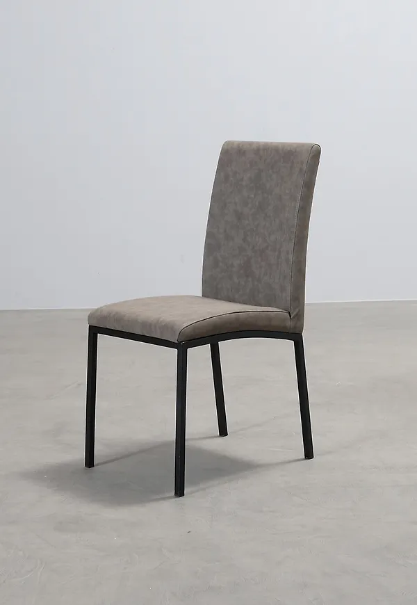 Mysig grå matstol 2025 från BoConcept.