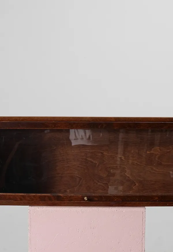 Guldfärgad Boknäs-vitrinskåp i jättefin modell.