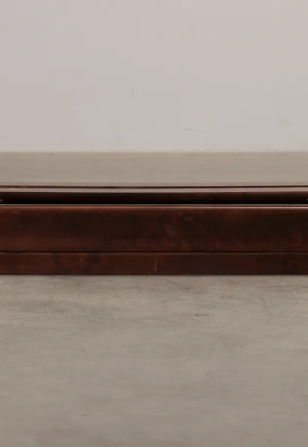 Brun Boknäs-hylla i fin modell.