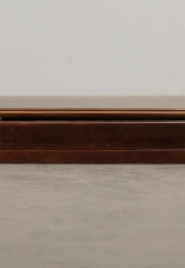 Fantastiskt fin brun hylla 2025 från Boknäs.