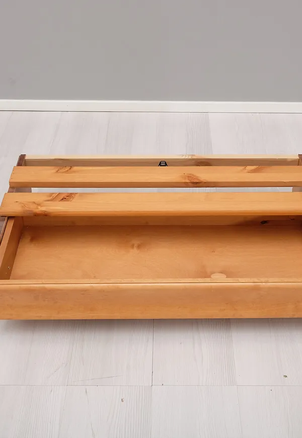 Stilren Hylla som passar bra vid många olika tillfällen.