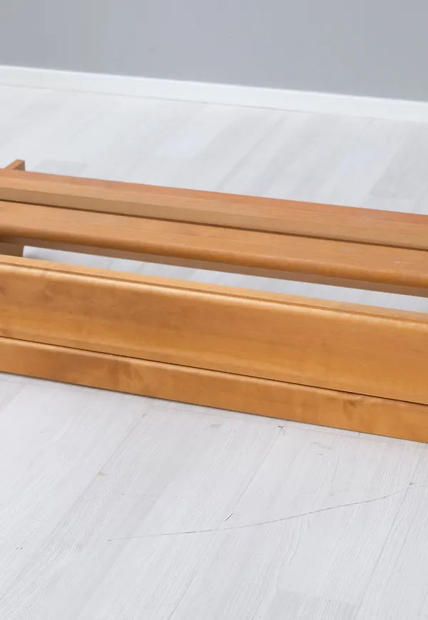 Boknäs hylla som passar perfekt till våren 2025!