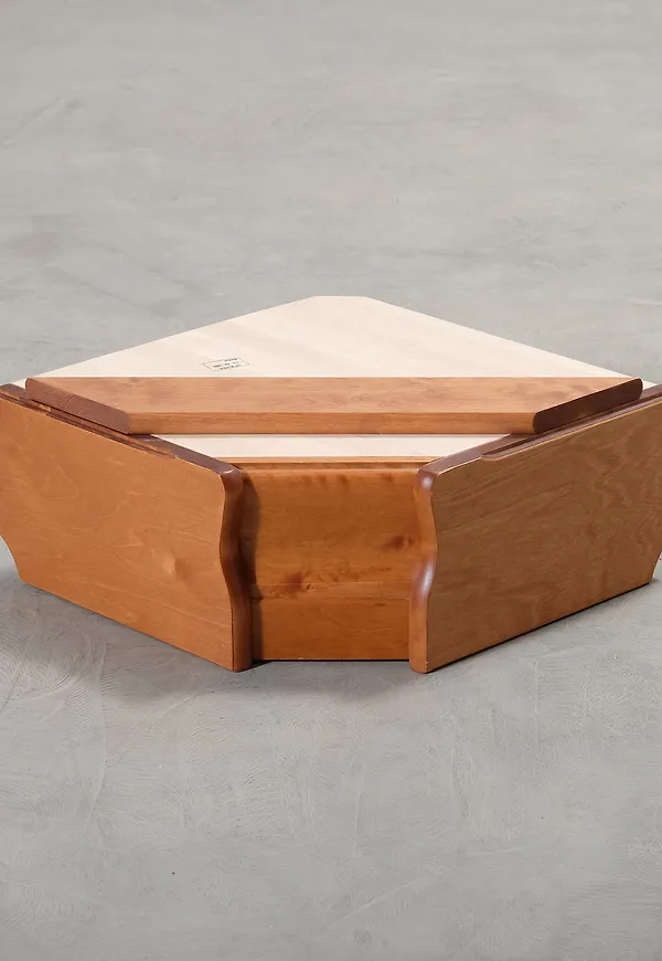 Boknäs hylla som passar perfekt till våren 2025!