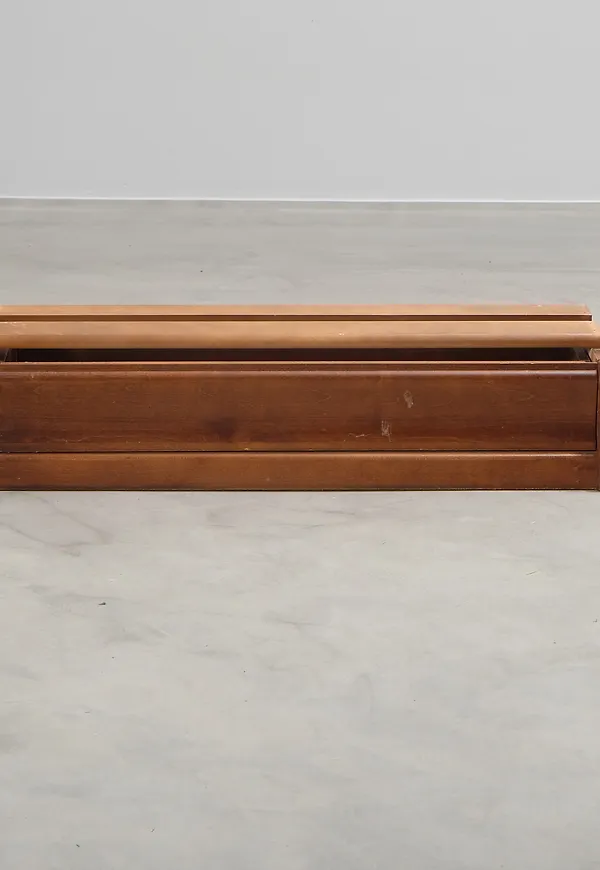 Otroligt fin brun hylla 2025 från Boknäs.