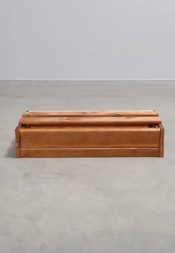 Boknäs hylla som passar perfekt till våren 2025!