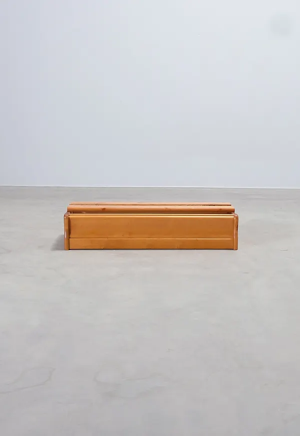 Jättefin hylla i beiget från Boknäs.