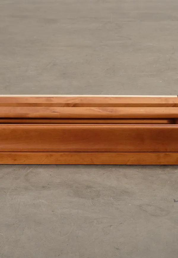 Brun Boknäs-hylla i klassisk modell.