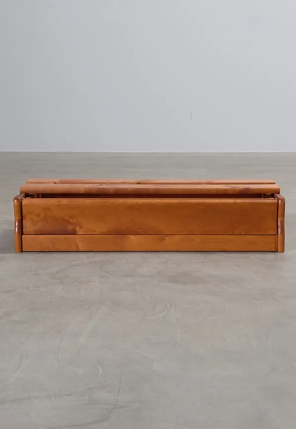 Fantastiskt snygg brun hylla 2025 från Boknäs.