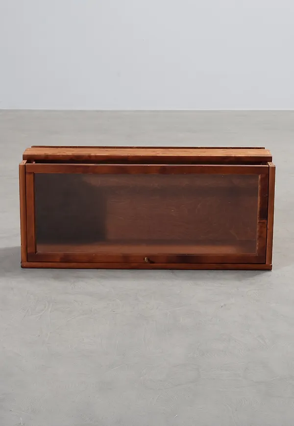 Brun Boknäs-hylla i stilriktig modell.