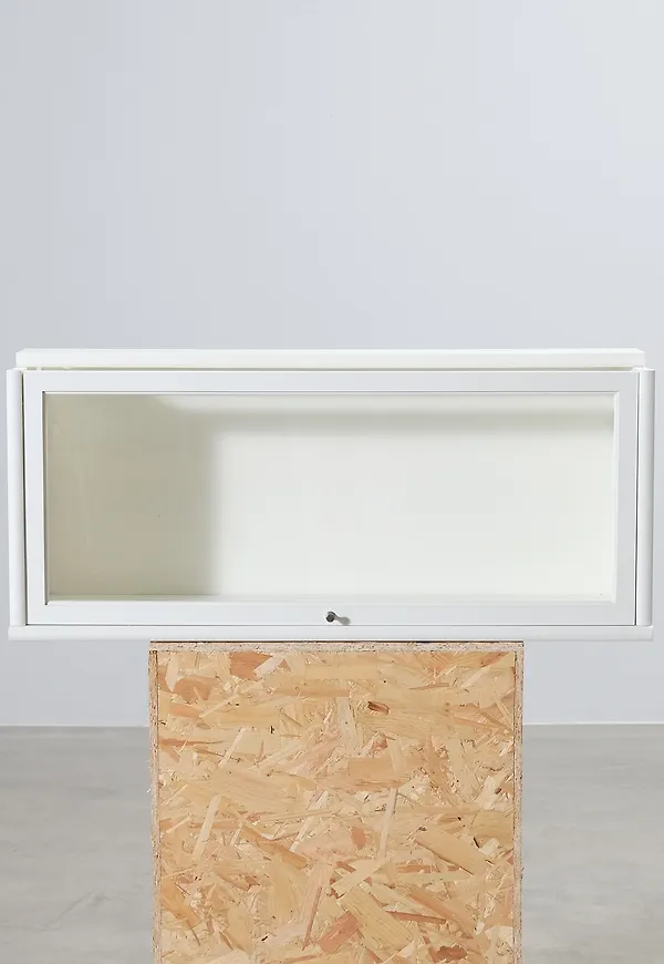 Boknäs hylla som passar perfekt till våren 2025!