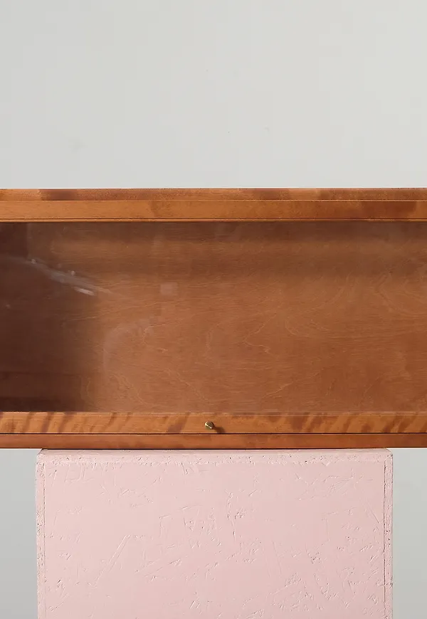 Fantastiskt fin brun hylla 2025 från Boknäs.