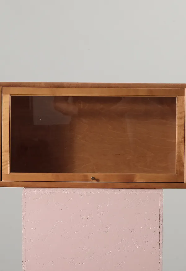 Stilren vitrinskåp 2025 från Boknäs.