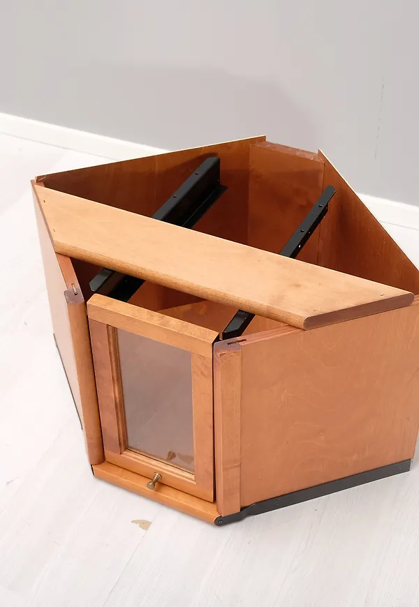 Fantastiskt fin brun hylla 2025 från Boknäs.