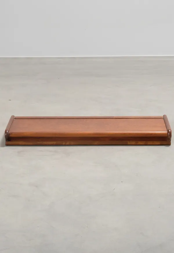 Klassisk hylla i brunt från Boknäs.