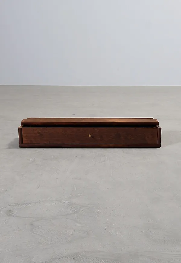 Vacker hylla i mörkbrunt från Boknäs.