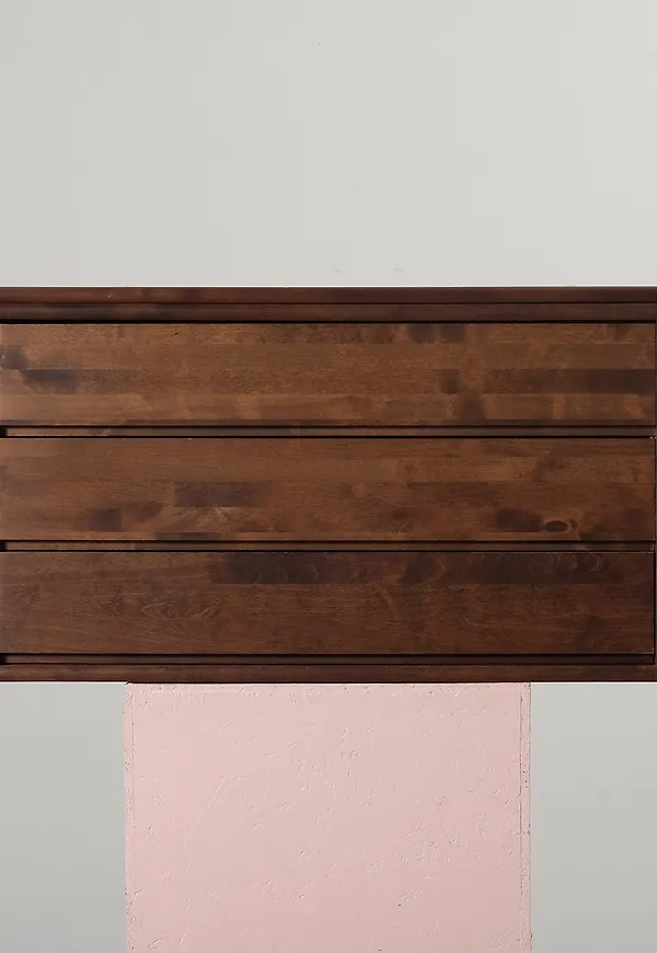 Brun Boknäs-hylla i vacker modell.