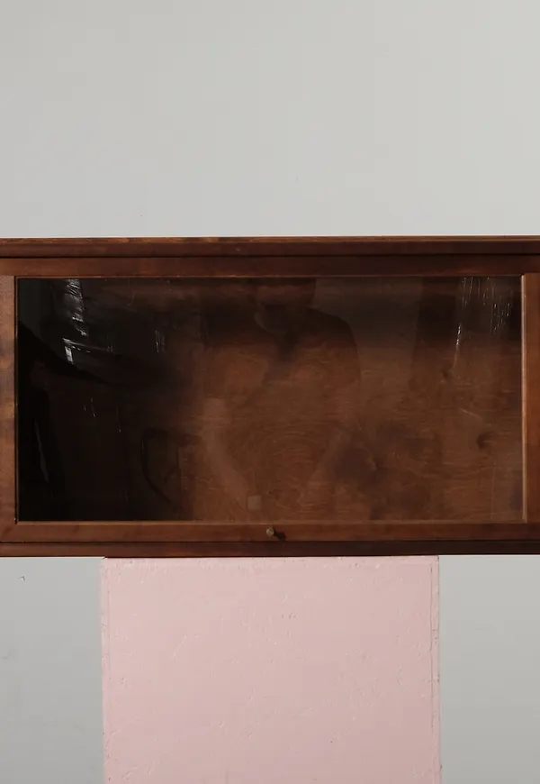 Ikonisk hylla i brunt från Boknäs.