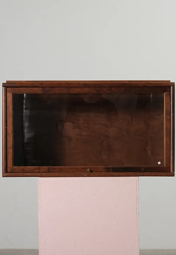 Brun Boknäs-hylla i klassisk modell.