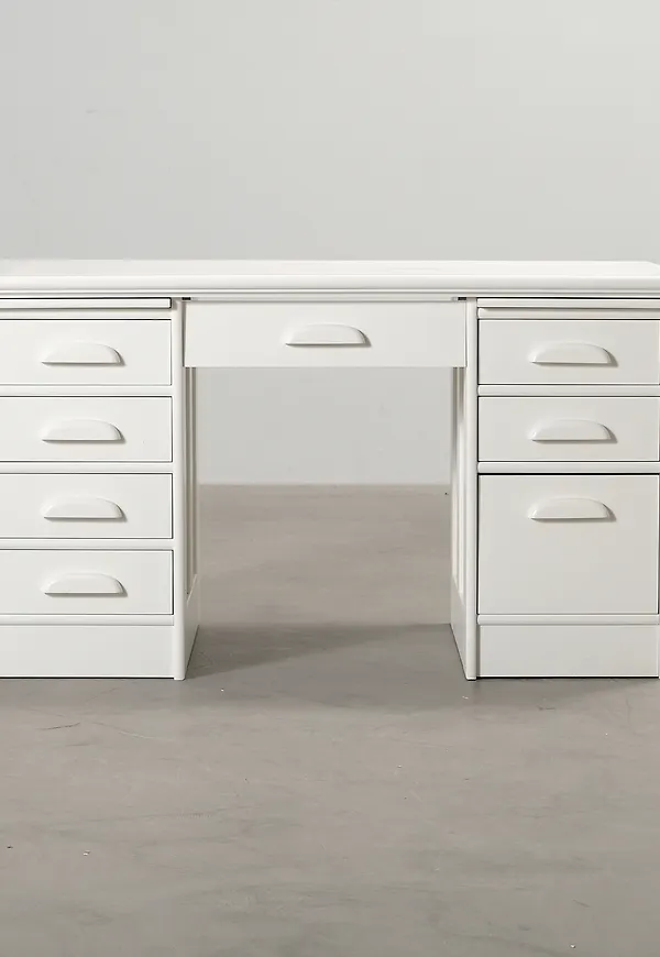 Jättesnygg vit bord i skinn från Boknäs.