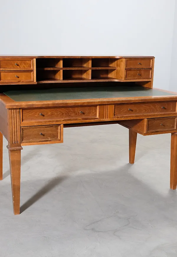 Smickrande brun bord 2025 från Boknäs.