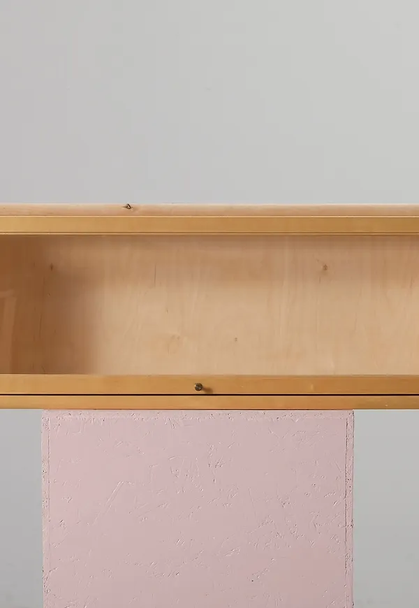 Cool beige hylla i björk från Boknäs.