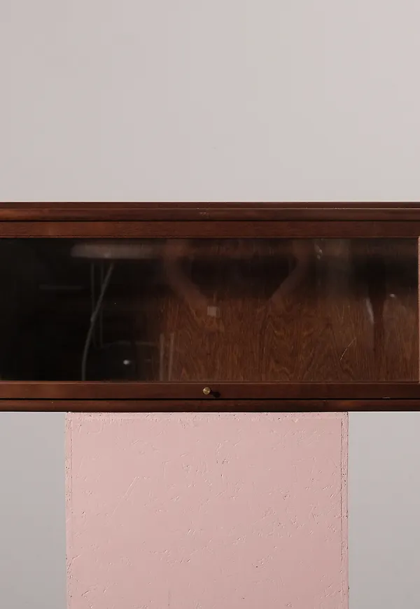 Moderiktig brun hylla 2025 från Boknäs.