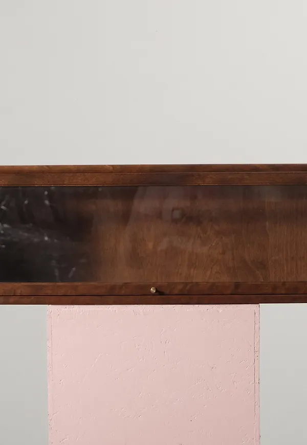 Stilriktig vitrinskåp 2025 från Boknäs.