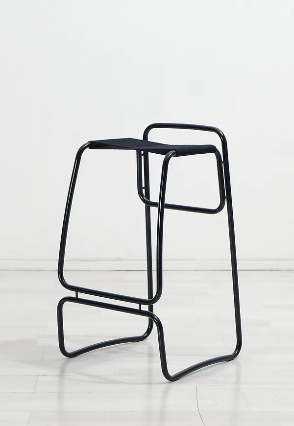 Svart Bolia-barstol i komfortabel modell.