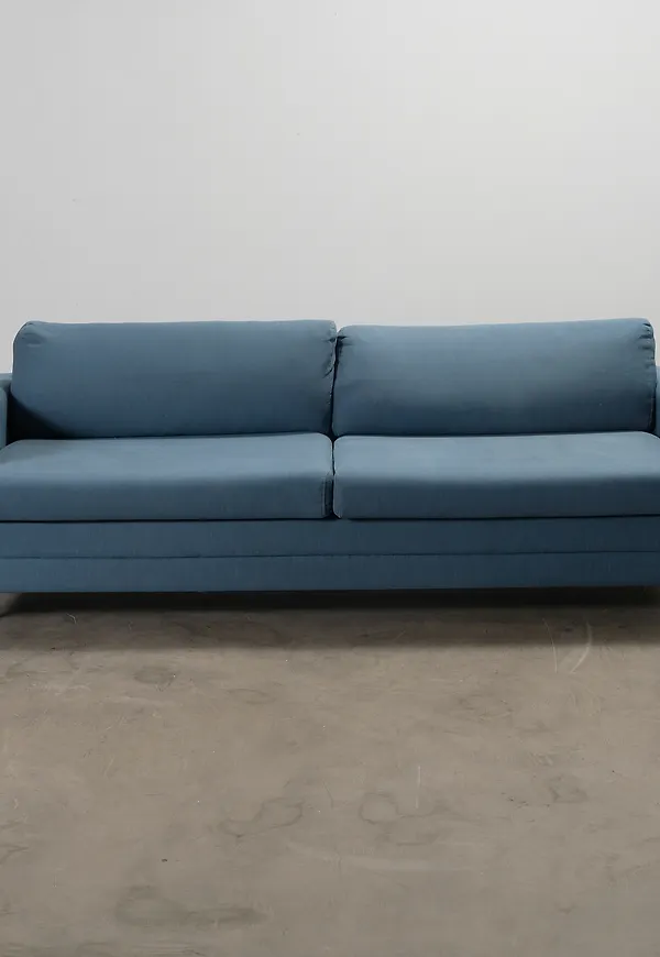 Jättesnygg soffa i blått från Bolia.