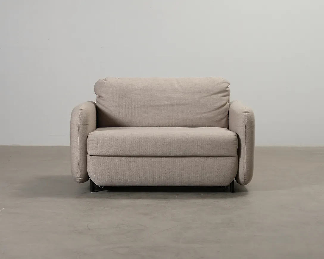 Trendig beige fåtölj 2025 från Bolia.