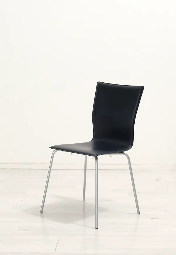 Supersnygg svart stol 2025 från Bolia.